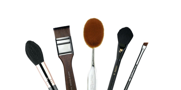 Contouring peau noire en 4 étapes faciles brosses à maquillage