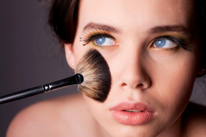 Highlighter Découvrez ses différentes méthodes d'application types de brosse maquillage
