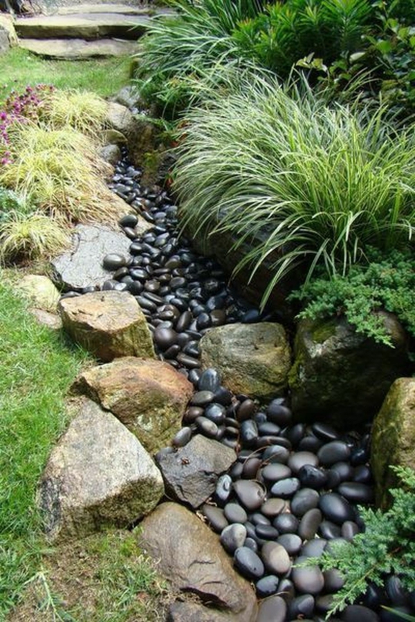 Rivière sèche à créer soi-même dans le jardin galets décoratifs noirs
