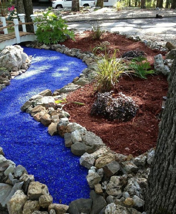 Rivière sèche à créer soi-même dans le jardin gravier éclats de verre bleu eau azure