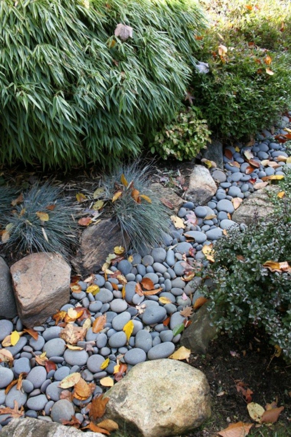 Rivière sèche à créer soi-même dans le jardin gros galets décoratifs