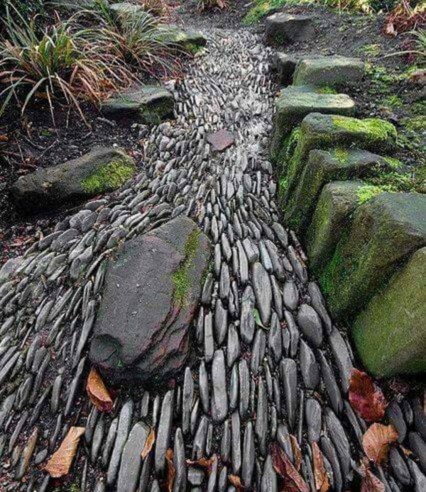 Rivière sèche à créer soi-même dans le jardin pierres d'ardoise