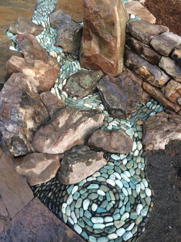 Rivière sèche à créer soi-même dans le jardin ruisseau galets décoratifs bleus
