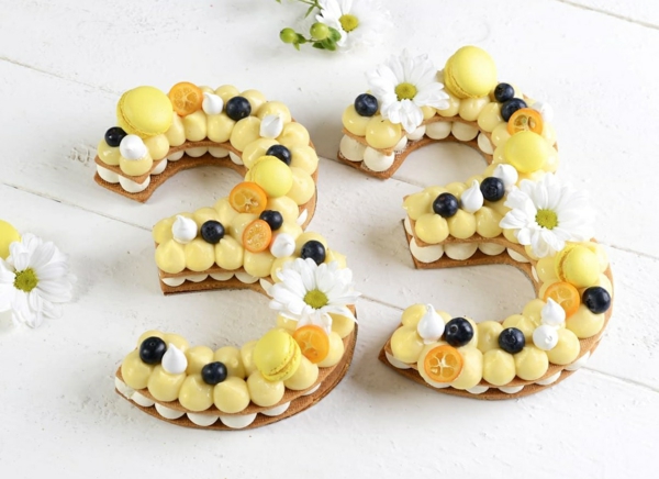 diy gâteau chiffre anniversaire fleurs fruits deux types de crème à la meringue