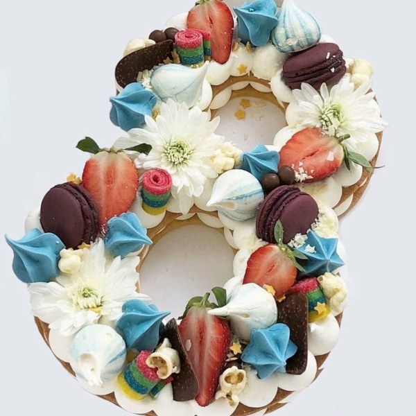 gâteau chiffre anniversaire 8 macarons fleurs vives fraises