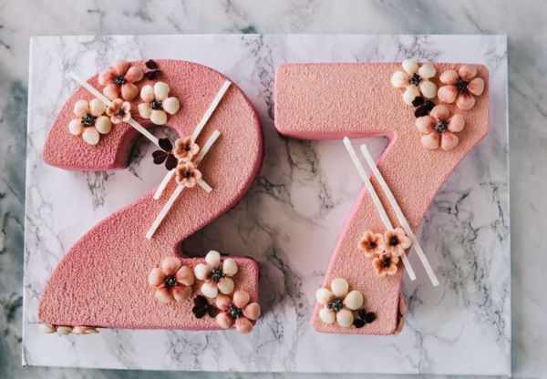 gâteau chiffre anniversaire crème rose à la meringue