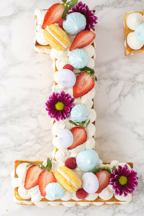 gâteau chiffre crème blanche fleurs fruits meringues