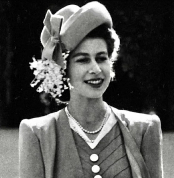 la reine Élizabeth II fête ses 93 ans la jeune reine en 1947