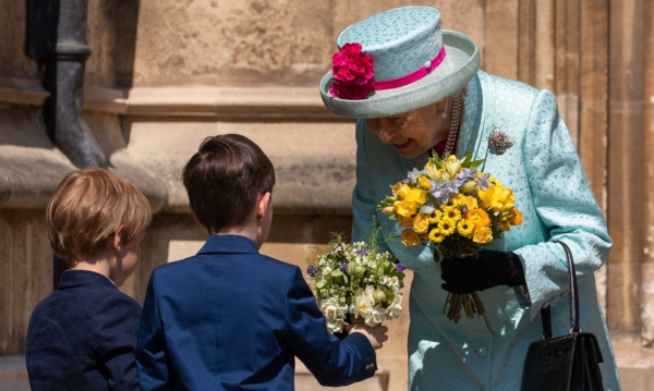 la reine Élizabeth II fête ses 93 ans un bouquet de fleurs