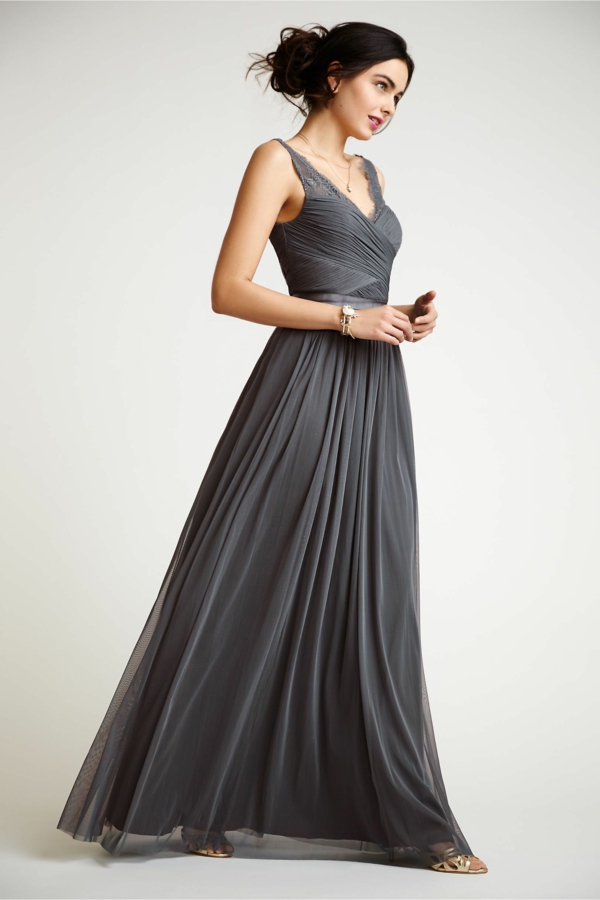 robe invitée mariage tendances 2019 robe féérique gris anthracite à bretelles longueur ras du sol