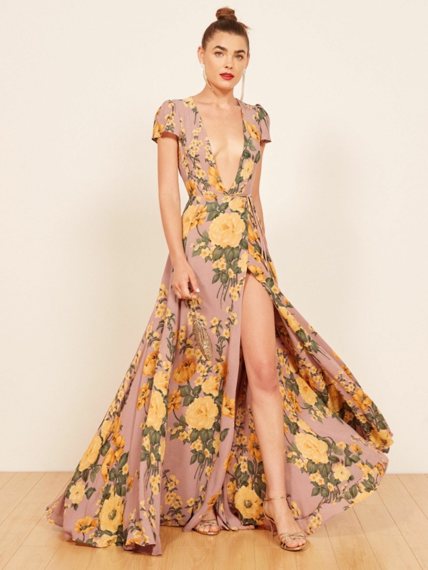 robe invitée mariage tendances 2019 robe longueur ras du sol motifs floraux decolleté plongeant sans manches