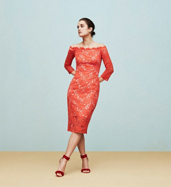 robe invitée mariage tendances 2019 robe moulante crayon dentelle rouge saumon