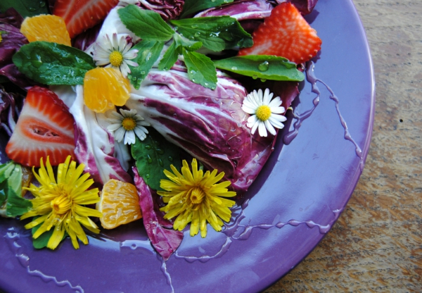 salade aux fruits légumes et fleurs de pissenlit