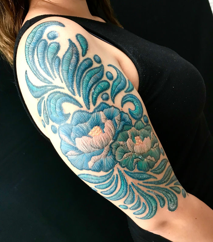 tatouage broderie fleur en bleu
