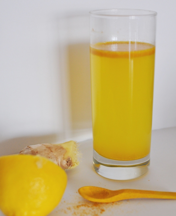 verre d’ eau chaude le matin citron et gingembre
