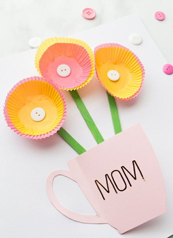 Carte Fête des Mères originale à fabriquer vous-même vase de fleurs moules à muffins en papier