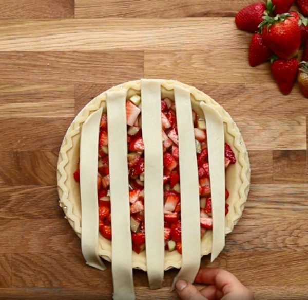 Recette tarte à la rhubarbe et à la fraise étape 4