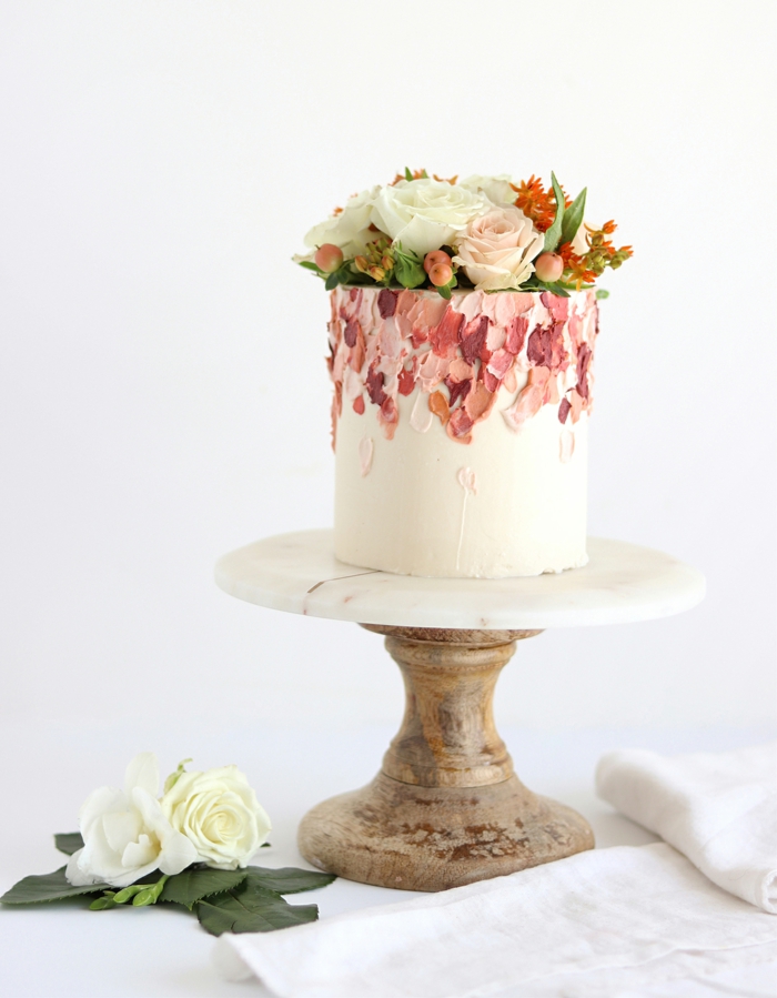 gâteau de mariage brushstroke et fleurs