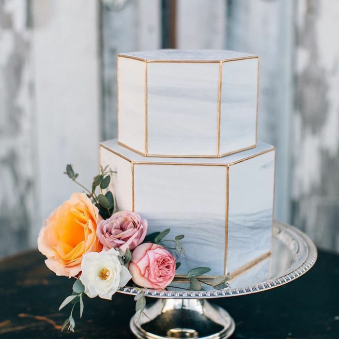 gâteau de mariage géométrique effet marbre