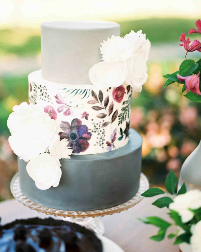 gâteau de mariage peint à la main aux fleurs