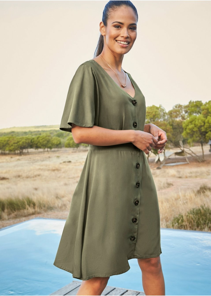 tenue estivale robe boutonnée devant verte