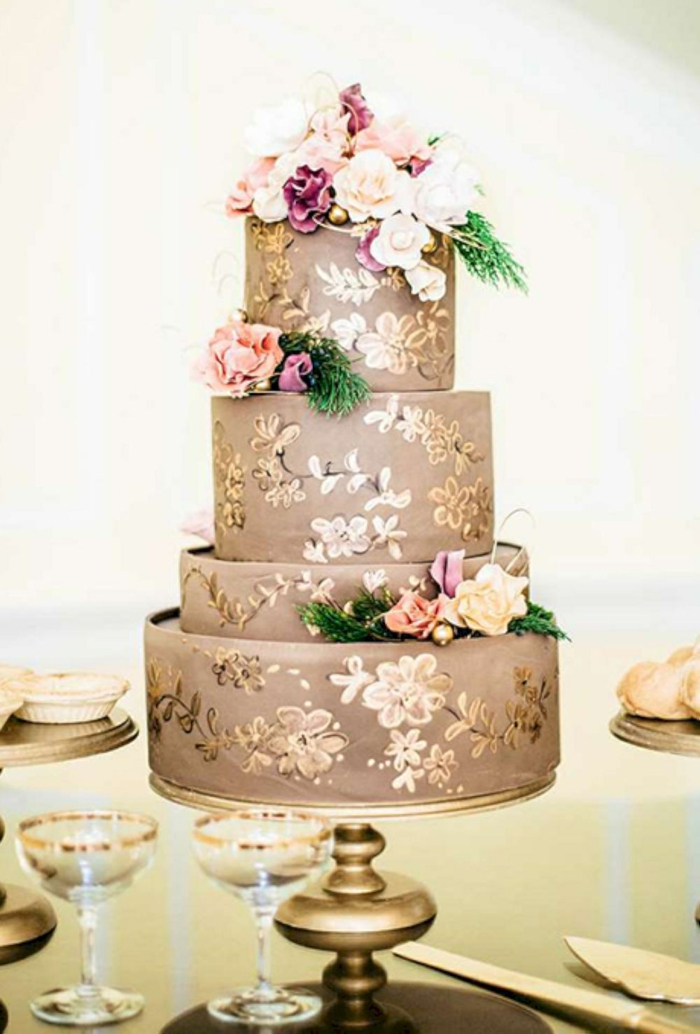 touche dorée gâteau de mariage peint à la main