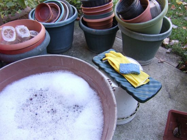 5 façons d'utiliser le savon de Castille dans le jardin laver ses pots de plantes
