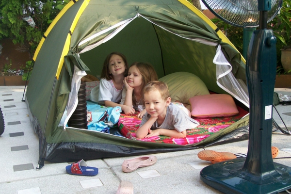 Activité enfant été pour stimuler le développement physique et psychique camping dans le jardin