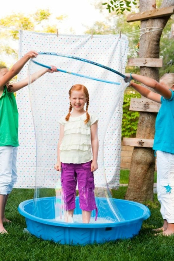 Activité enfant été pour stimuler le développement physique et psychique faires des bulles de savon