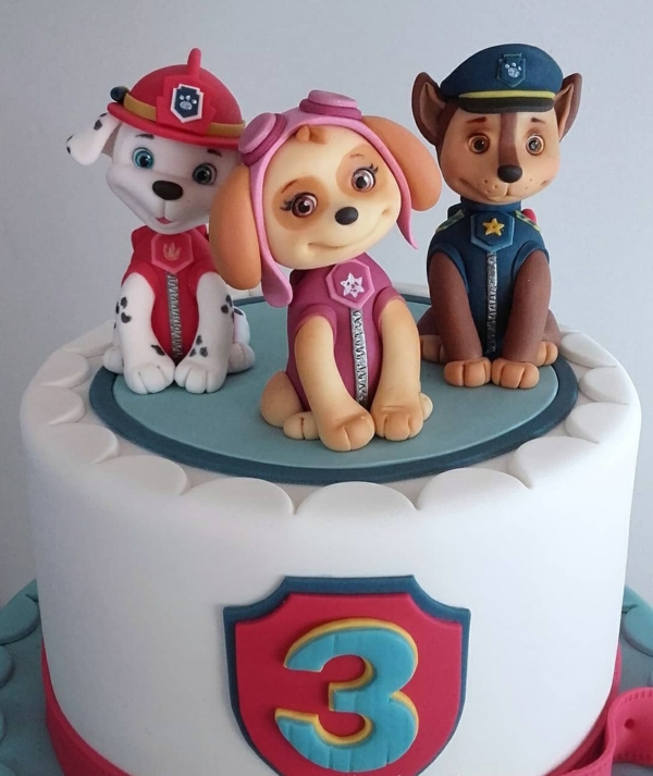 Gâteau Pat Patrouille - recettes et 50 idées de design gâteau au glaçage blanc avec figurines de chiens paw patrol