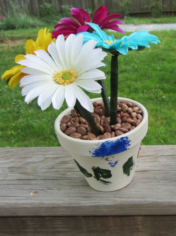 Idée cadeau maîtresse pour dire merci à la fin de l'année scolaire pot de fleurs artificielles faites de stylos