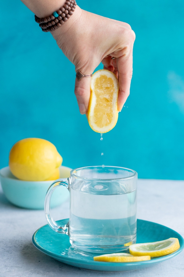 boire de l’eau citronnée citron égoutté