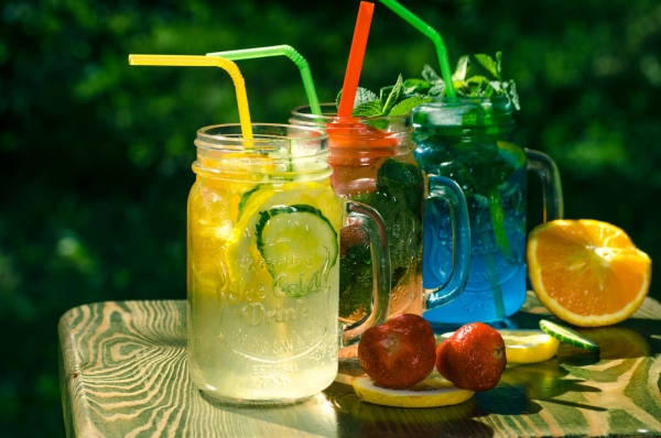 boire de l’eau citronnée différents fruits