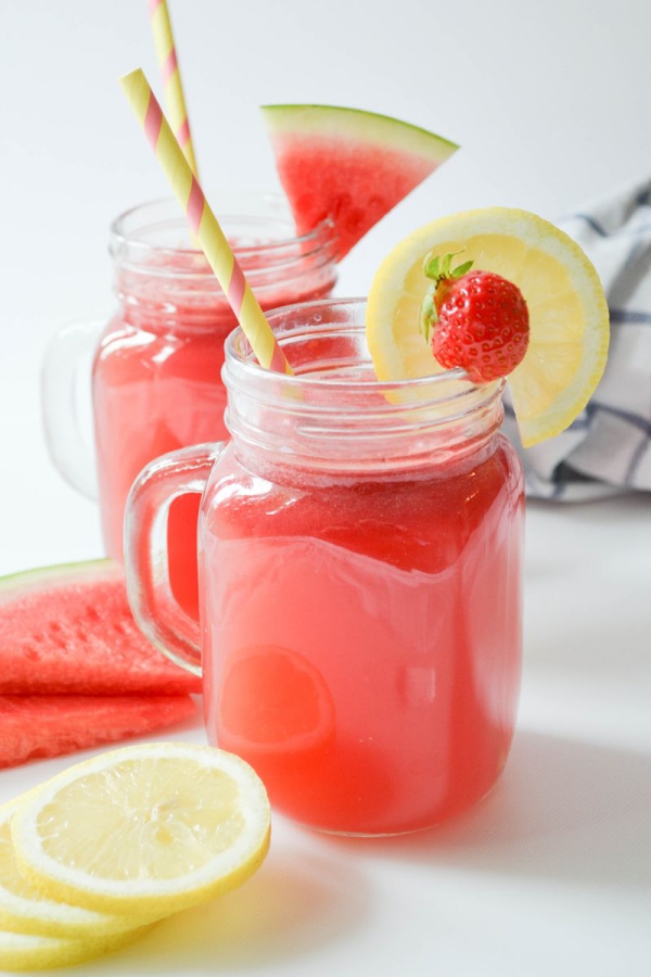 boire de l’eau citronnée du jus de fraises