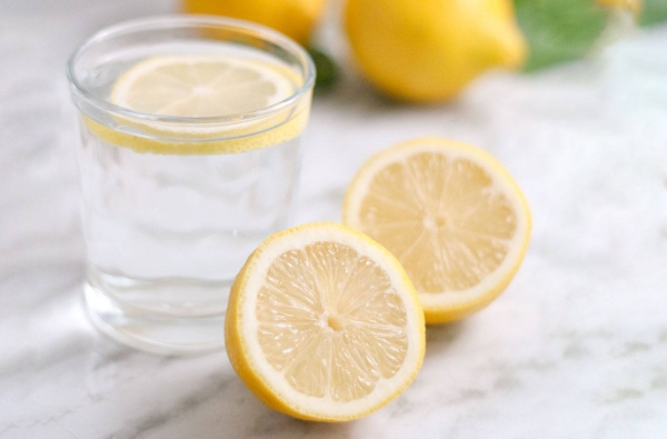 boire de l’eau citronnée tranches de citron
