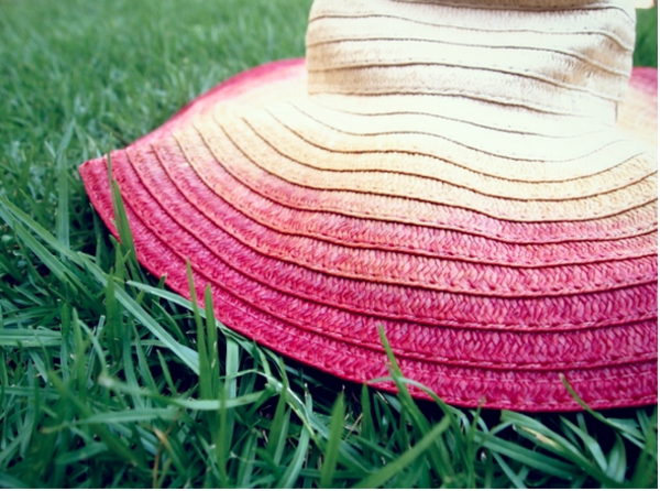 diy chapeau de paille personnalisé décoré de peinture rose