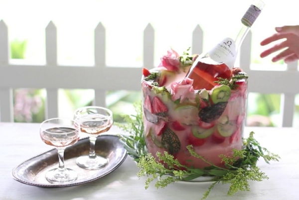 idée déco de table seau à glace fleuri diy kiwi roses fraises