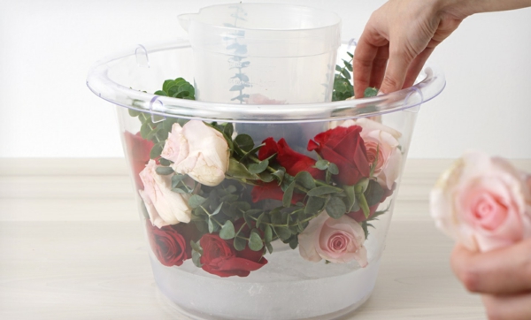 idée décoration de table seau à glace fleuri avec des roses