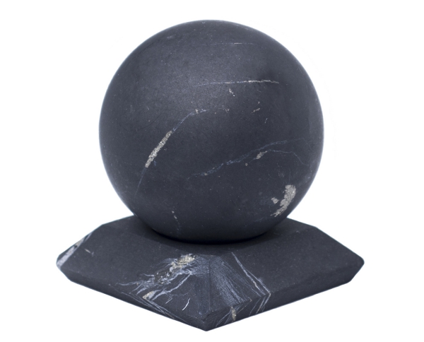 pierre shungite une boule du minéral
