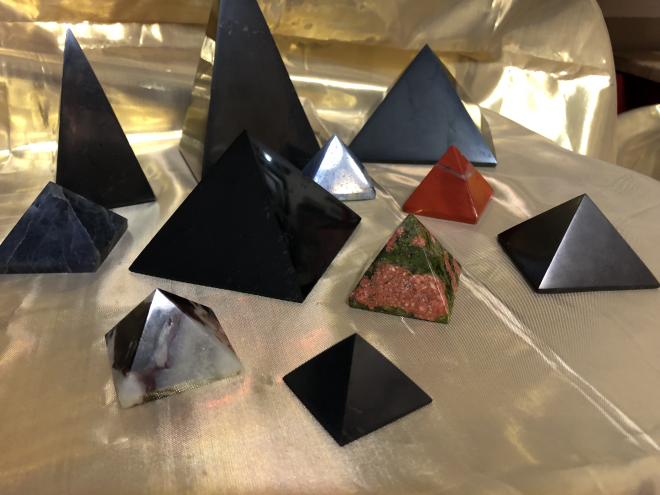 pyramide en shungite de différentes dimensions