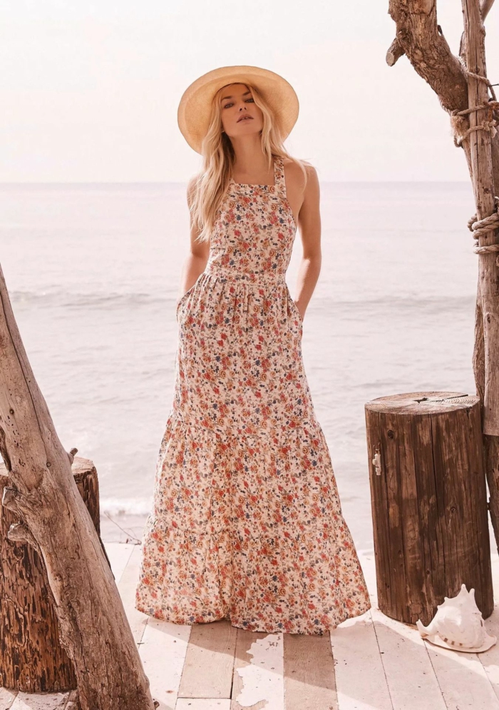 robe estivale florale avec chapeau de paille idée pour la plage