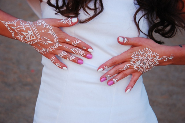 tatouage éphémère au henné blanc femme