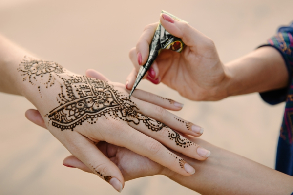 tatouage éphémère au henné bras femme