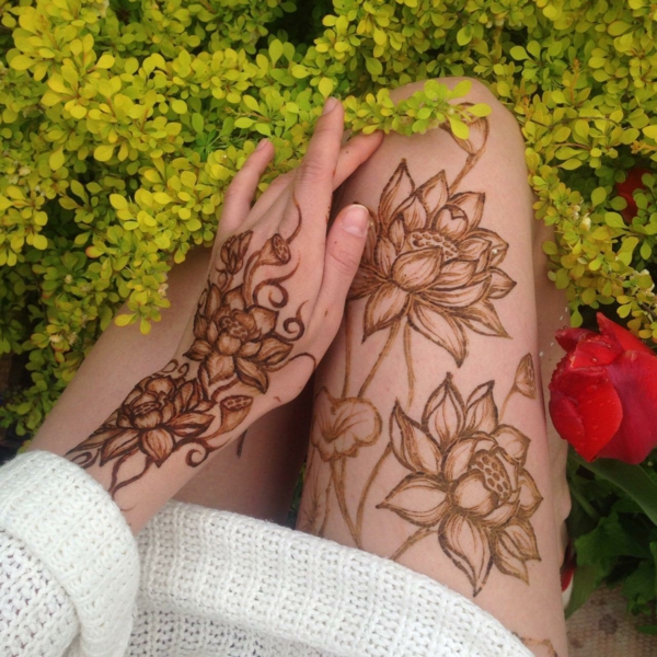 tatouage éphémère au henné brun cuisses bras femme