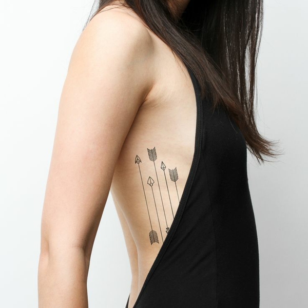 tatouage éphémère au henné côtes femme