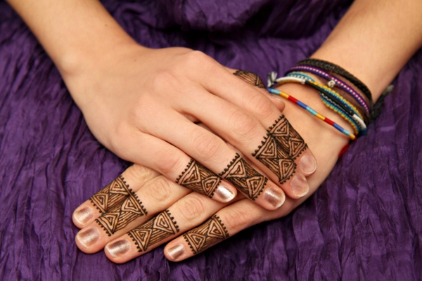 tatouage éphémère au henné doigts femme