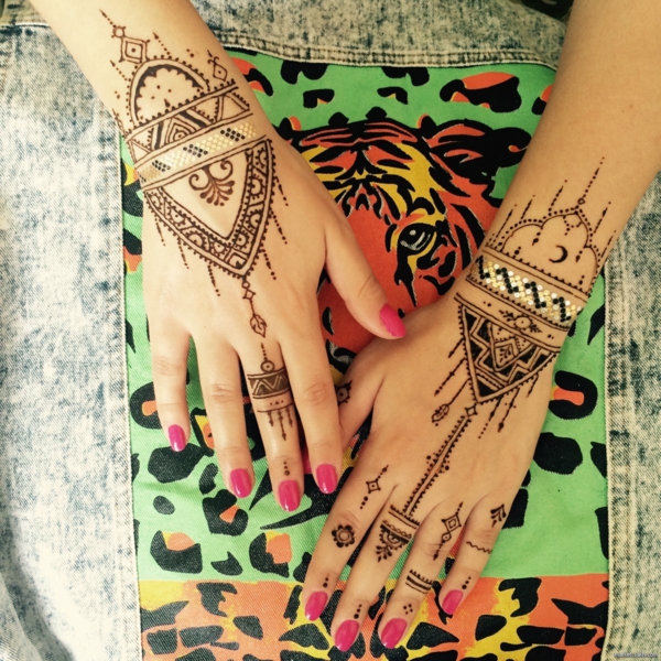 tatouage éphémère au henné doigts poignets femme