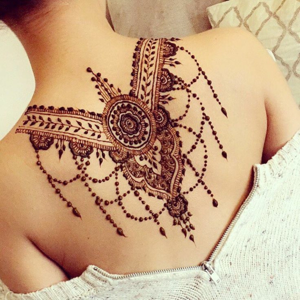 tatouage éphémère au henné dos femme