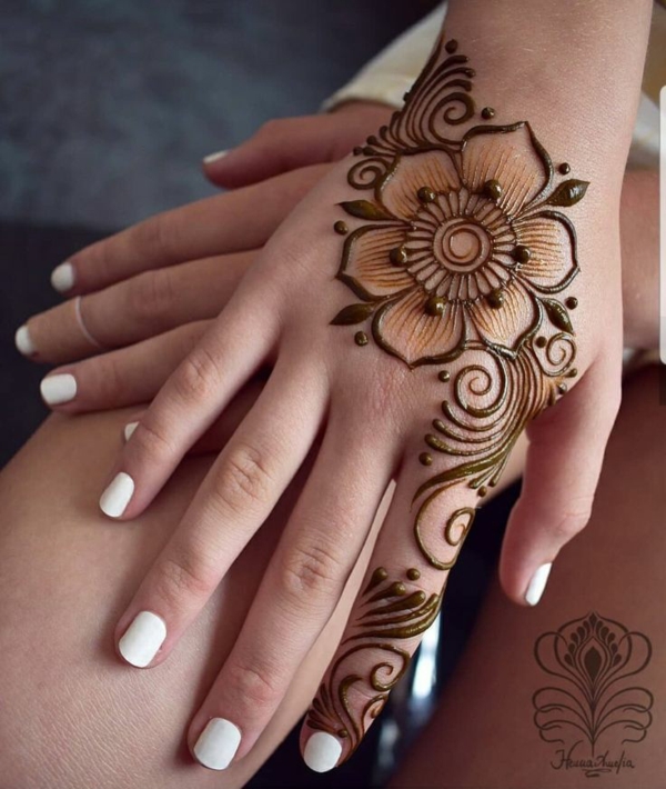 tatouage éphémère au henné fleur main femme