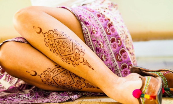tatouage éphémère au henné jambes femme